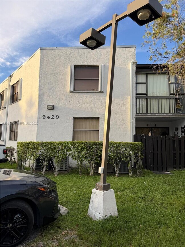 Building Photo - 9429 Fontainebleau Blvd