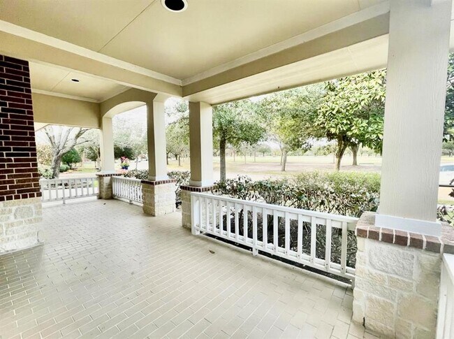 Foto del edificio - 18319 Shore Park Rd