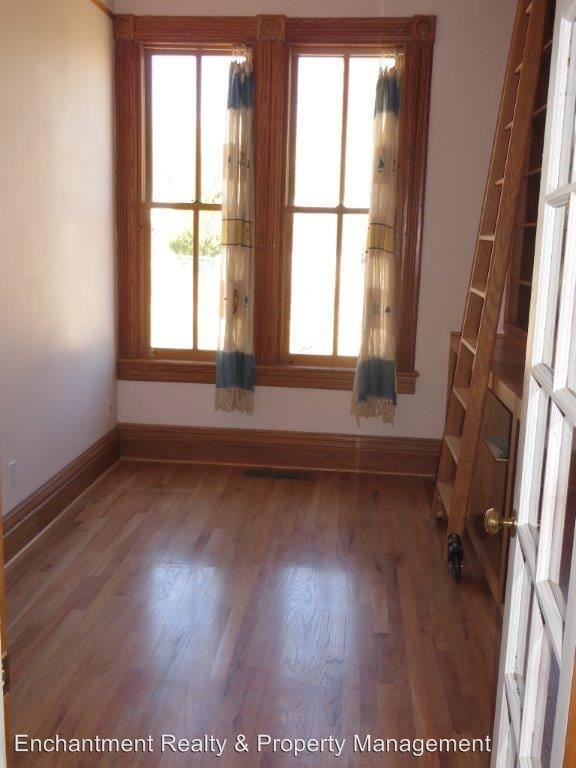 Building Photo - 306 W 10th St