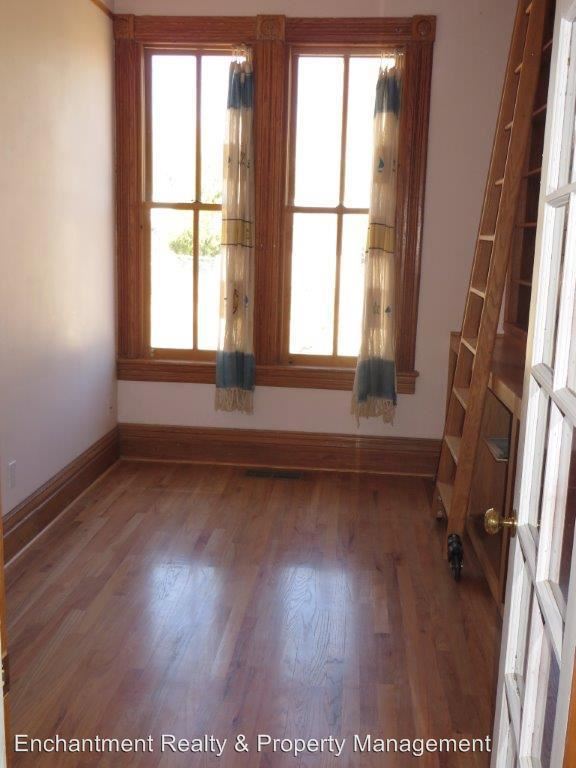 Foto del edificio - 306 W 10th St