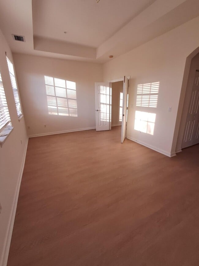 Building Photo - 221 Greenwich Cir