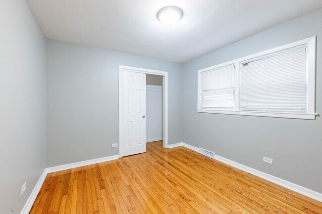 Foto del edificio - 7637 S Essex Ave