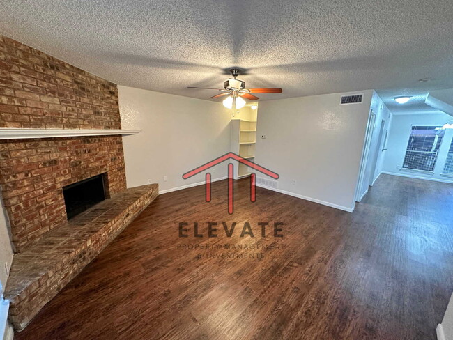 Foto del edificio - "Charming 3-Bedroom Townhouse Oasis with 2...