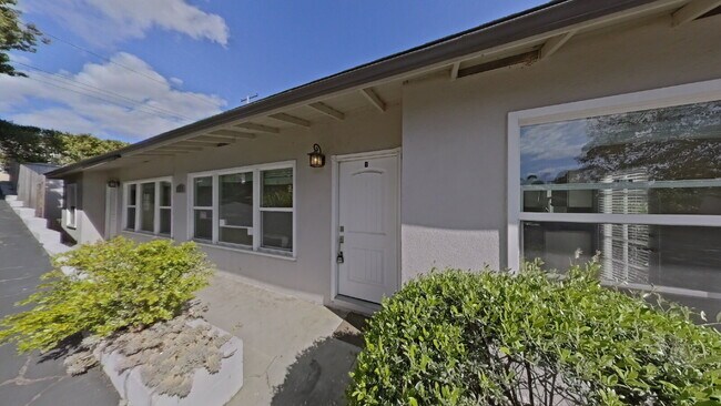 Foto del edificio - Charming 2BR Duplex Near SB Bowl w/ 1 car ...