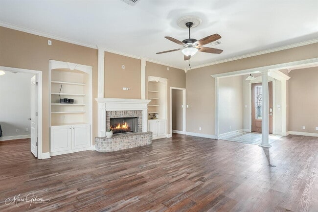 Building Photo - "Charming 4-Bedroom Gem with Spacious 2091...