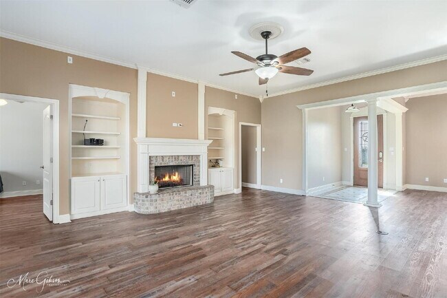 Foto del edificio - "Charming 4-Bedroom Gem with Spacious 2091...