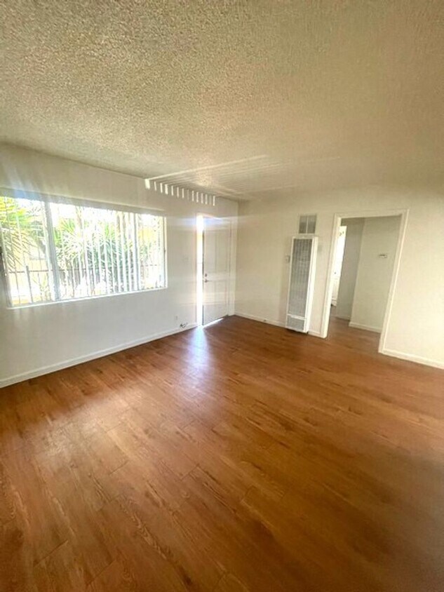 Foto principal - Renovated Upstairs 1 bedroom, Low move in ...