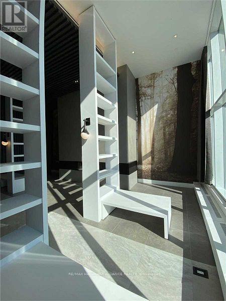 Photo du bâtiment - 2485 Taunton Rd