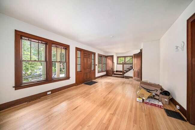 Building Photo - 624 5th St