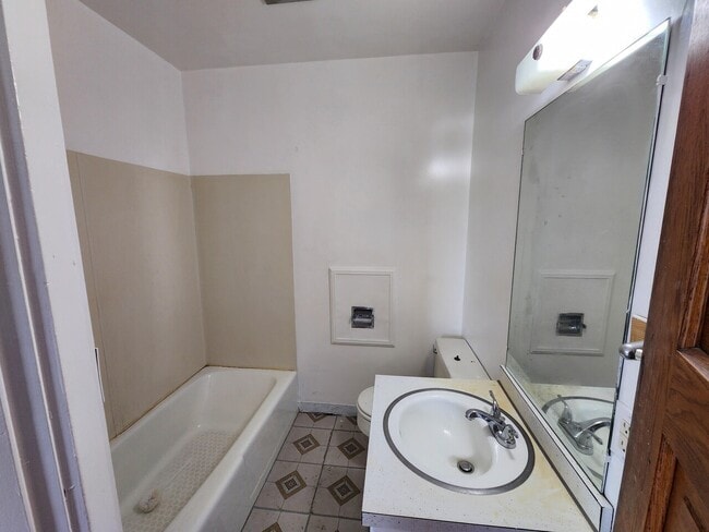 Building Photo - Leasure Ave FourPlex