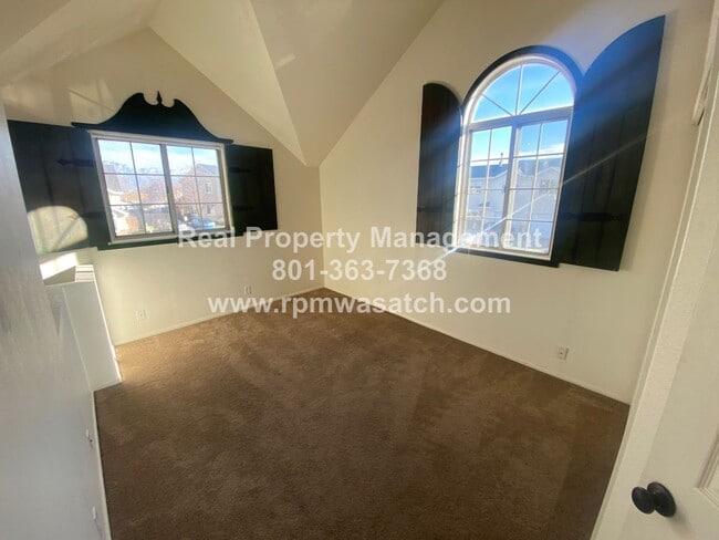 Foto del edificio - Cozy 1 bedroom loft townhome in Kearns