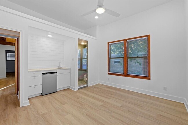 Foto del edificio - 1308 E 12th St