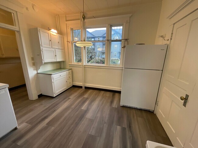 Building Photo - Historical 3-Bedroom Home Near Downtown Be...