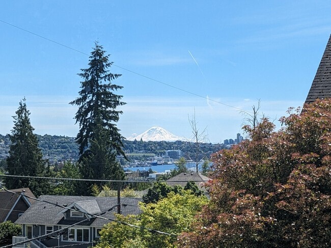 Foto del edificio - 4111 Whitman Ave N