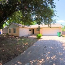 Building Photo - 16006 Parkway Dr