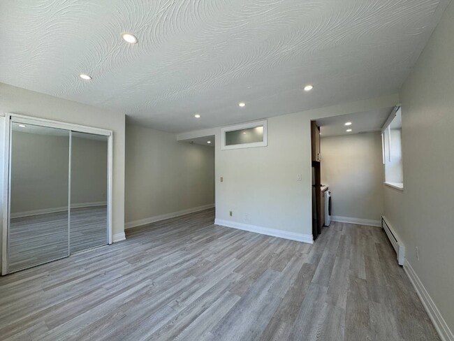 Building Photo - 140 Springhurst Ave