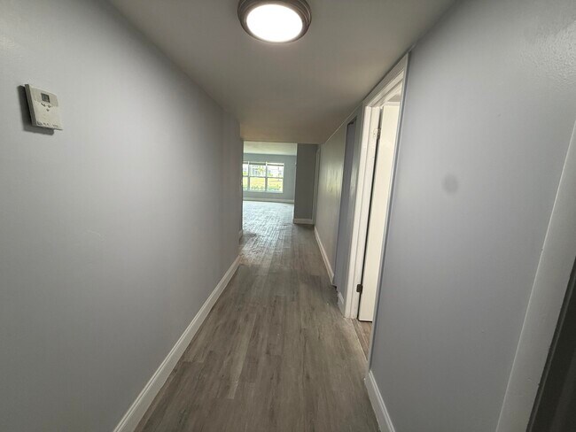 Foto del edificio - 7355 Woodmont Terrace