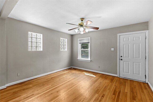 Foto del edificio - 8921 Powell Ave