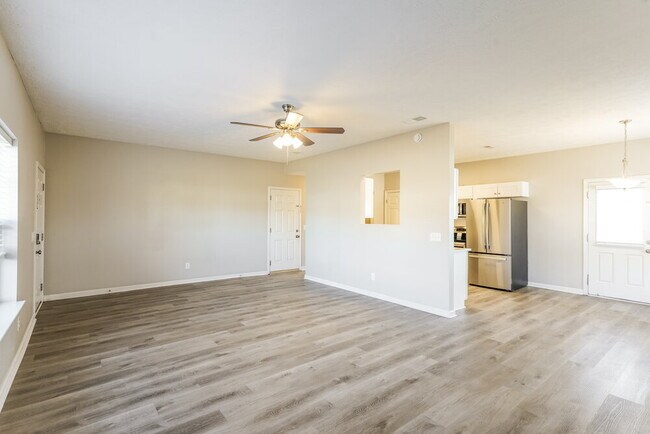 Foto del edificio - 327 Lake Forest Dr