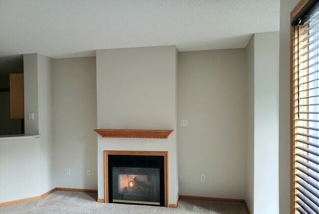 Living room- pic 3 - 6855 Woodland Ave