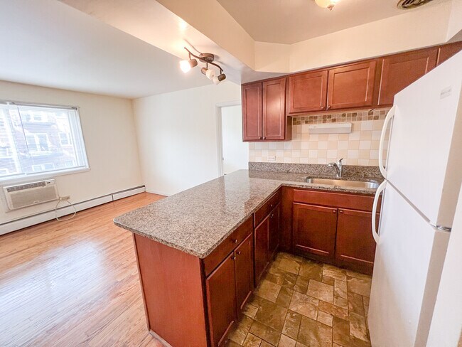 Foto del edificio - 6106 N Kenmore Ave