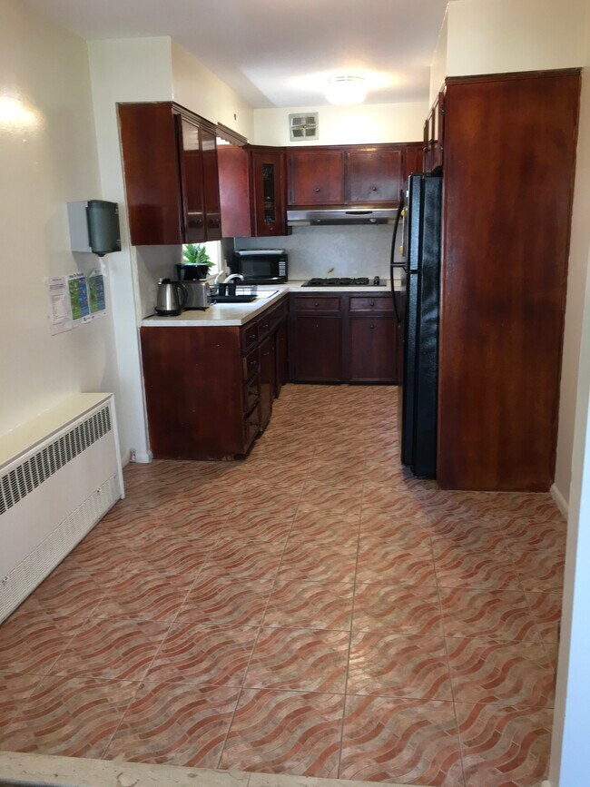 Vista lateral de la cocina - 1650 New York Ave