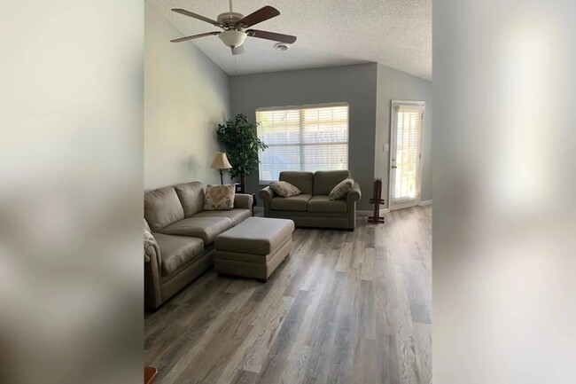 Foto del edificio - 10008 Greylock Way