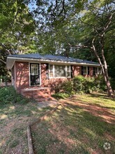 Building Photo - 122 N Oak St