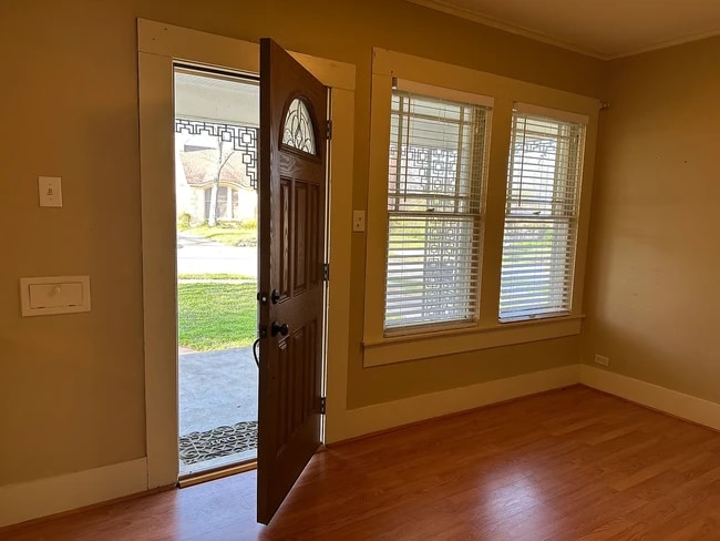 Front entry room - 521 E Charnwood St
