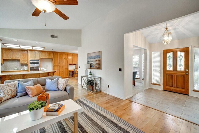 Foto del edificio - Spacious 4 Bedroom Home in Gated Somerset Hills – 3-Car Garage & Large Backyard