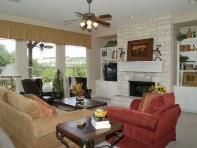 Foto del edificio - 404 Golf Crest Ln
