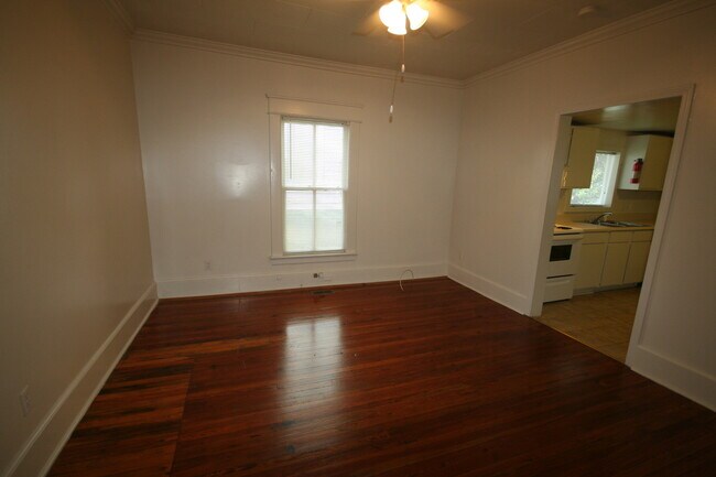 Foto del edificio - Spacious 3 Bed / 2 Bath Trinity Park Home - All Appliances and Large Fenced Yd