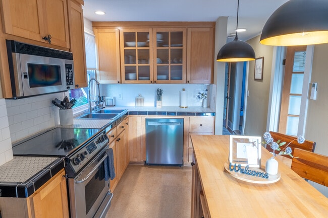 Fully stocked and well-equipped kitchen. - 1519 32nd Ave
