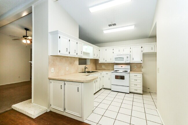 Foto del edificio - Upscale Townhouse in Great Area