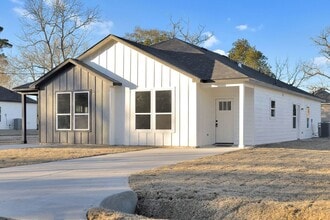 Building Photo - 104 Runnels St
