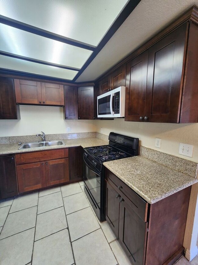 Foto del edificio - $500 REBATE! SPACIOUS 2BR/2BA Apartment - ...
