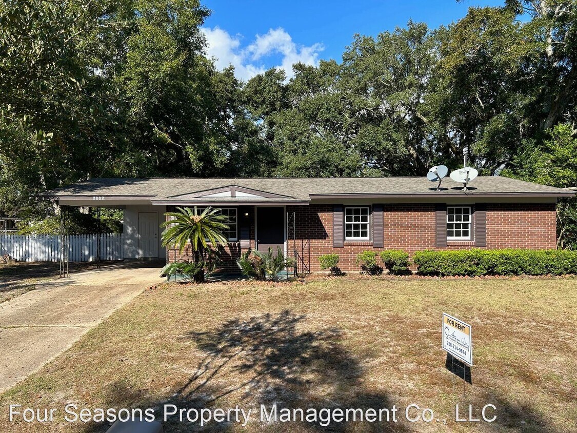 3 br, 1.5 bath House 2002 Bradford Drive House Rental in Gulfport