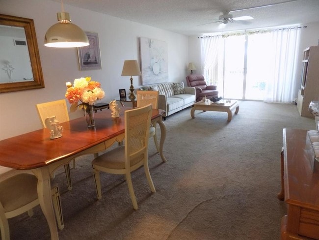 Building Photo - 931  Gardenia Drive 267