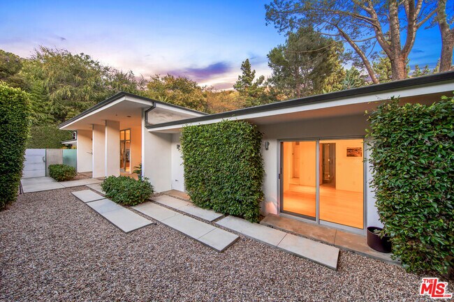 Building Photo - 1326 N Wetherly Dr