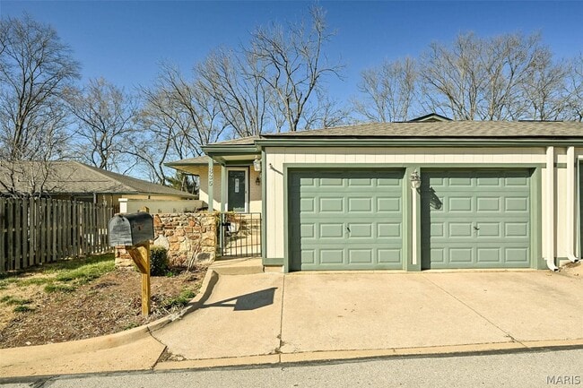 Building Photo - 835 Knickerbacker Dr