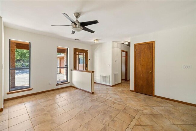 Building Photo - Gorgeous home overlooking golf course in L...