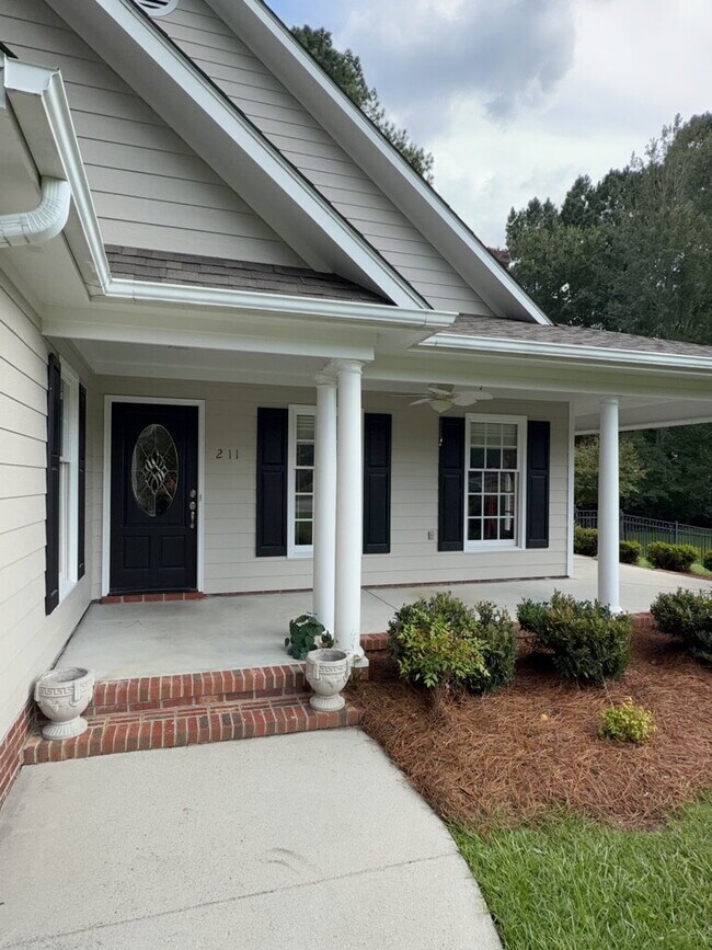 Foto del edificio - Beautiful 4 Bedroom, 3 Bath Home-211 Bethesda Ct.