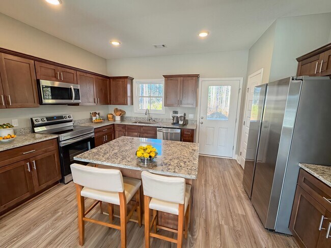 Foto del edificio - 5007 Cypress Lake Rd