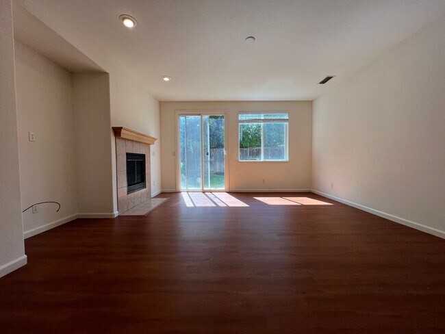 Foto del edificio - Spacious Folsom Parkway Home Near Park wit...