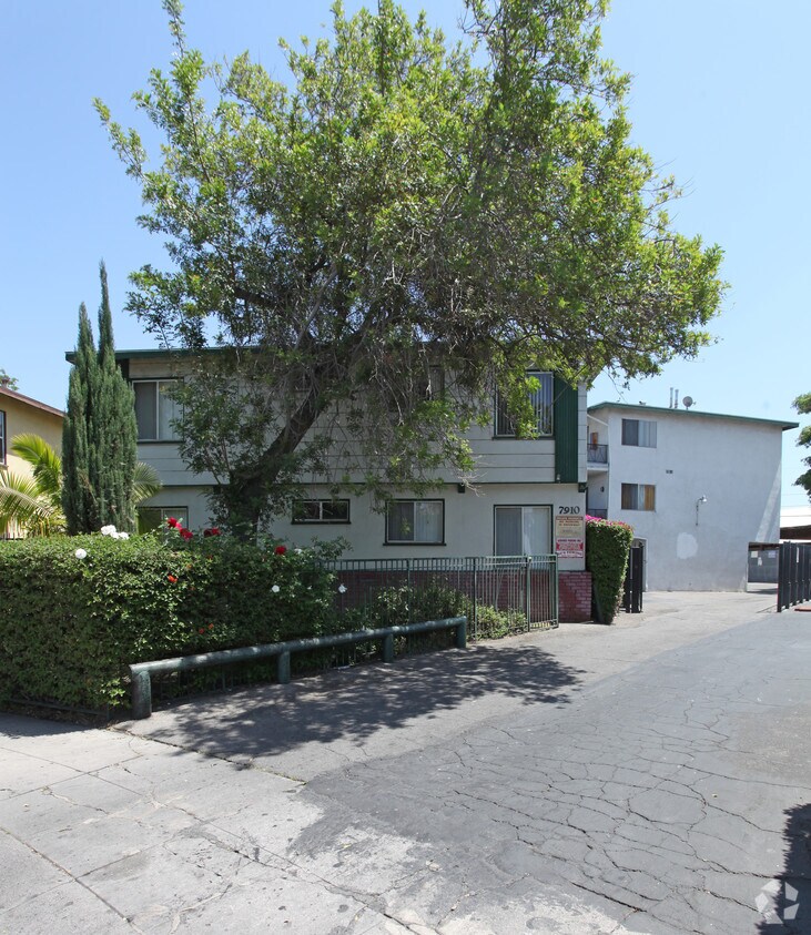 Foto del edificio - 7910 Brimfield Ave