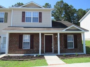Building Photo - 300 Meadowbrook Ln