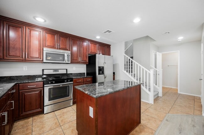 Building Photo - 3 Bedroom, 2.5 Bath Two Story Home in Sout...