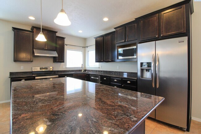Building Photo - 6 Bed/3 Bath + an Office House in West Ric...