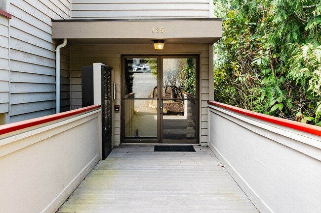 Building Photo - 425 Apartments