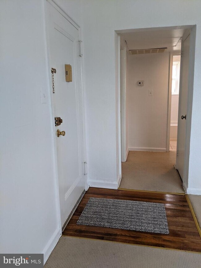 Building Photo - 3047 Patrick Henry Dr